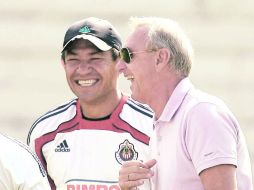 El asesor del Rebaño, Johan Cruyff (der.), bromea con el técnico del equipo, Ignacio Ambriz. MEXSPORT  /