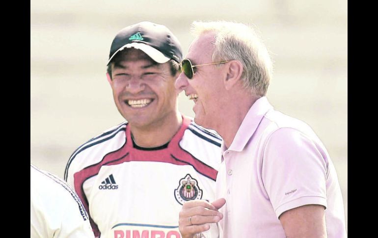 El asesor del Rebaño, Johan Cruyff (der.), bromea con el técnico del equipo, Ignacio Ambriz. MEXSPORT  /