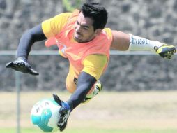 Édgar Hernández, arquero de los Jaguares chiapanecos, ataja un balón durante la práctica.  /