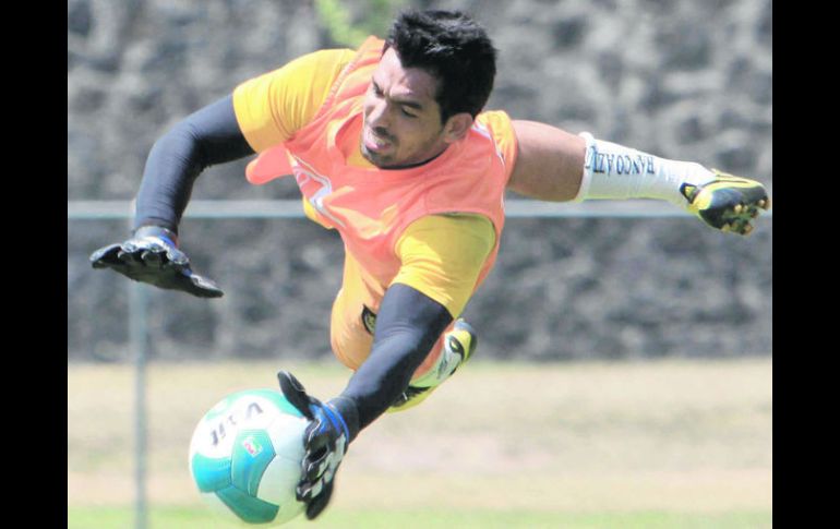 Édgar Hernández, arquero de los Jaguares chiapanecos, ataja un balón durante la práctica.  /