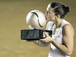 Sara Errani besa el trofeo del Abierto de Acapulco. EL UNIVERSAL  /