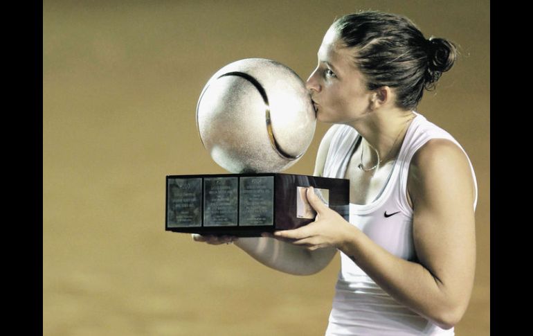 Sara Errani besa el trofeo del Abierto de Acapulco. EL UNIVERSAL  /