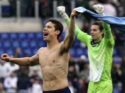 Hernanes y Marchetti celebran con los aficionados la victoria sobre la Roma. REUTERS  /