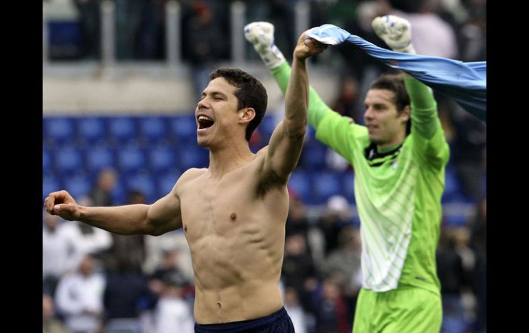 Hernanes y Marchetti celebran con los aficionados la victoria sobre la Roma. REUTERS  /