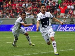 Efraín Velarde festeja el primer gol de los Pumas en el partido ante Toluca. MEXSPORT  /