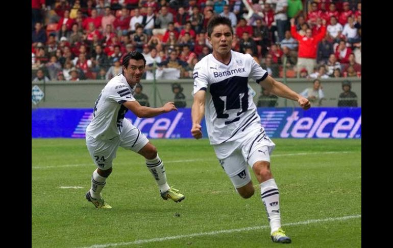 Efraín Velarde festeja el primer gol de los Pumas en el partido ante Toluca. MEXSPORT  /