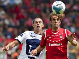 Ivan Alonso (D), delToluca, arrebata el balòn de un movimiento a Dario Veron (I) de Pumas. AFP  /