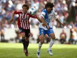 Jonathan Lacerda (d) de Puebla y de Erick Torres (i) de Chivas, durante juego de la semana 9 del Clausura 2012.MEXSPORT  /