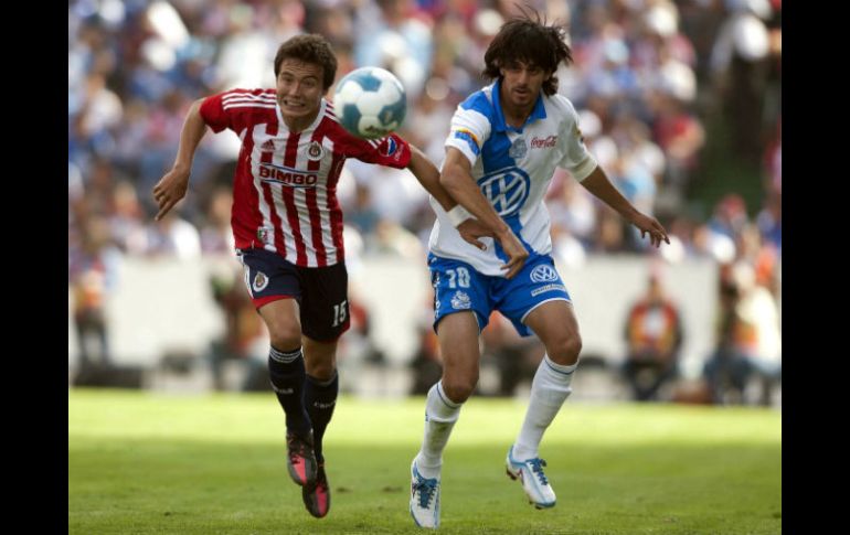 Jonathan Lacerda (d) de Puebla y de Erick Torres (i) de Chivas, durante juego de la semana 9 del Clausura 2012.MEXSPORT  /