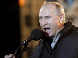 El primer ministro Vladimir Putin se dirige a sus simpatizantes tras conocer su victoria electoral. EFE  /