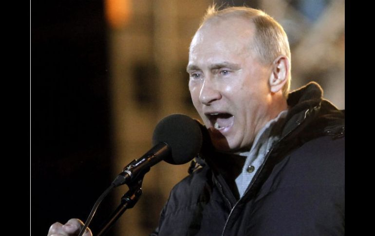 El primer ministro Vladimir Putin se dirige a sus simpatizantes tras conocer su victoria electoral. EFE  /