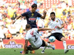 El jugador del América, Jesús Molina (C) disputa el balón con Miguel Martínez (I), de Jaguares. EFE  /