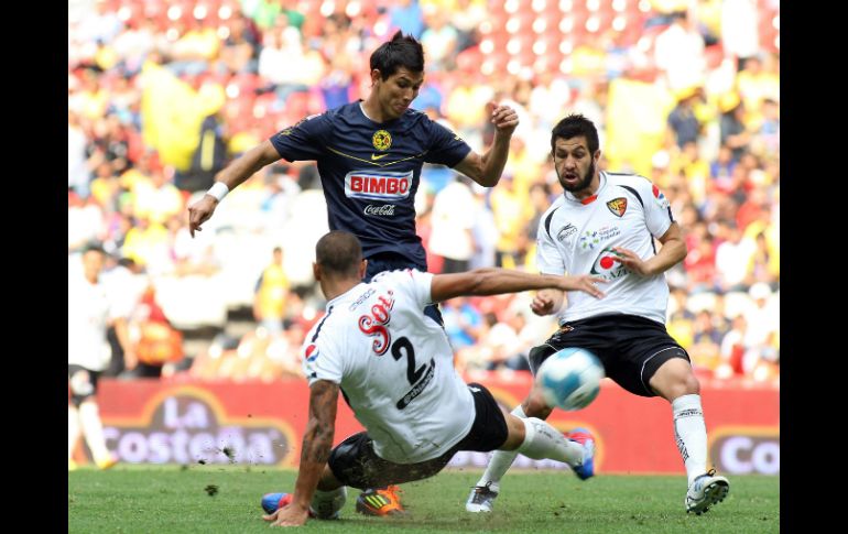 El jugador del América, Jesús Molina (C) disputa el balón con Miguel Martínez (I), de Jaguares. EFE  /