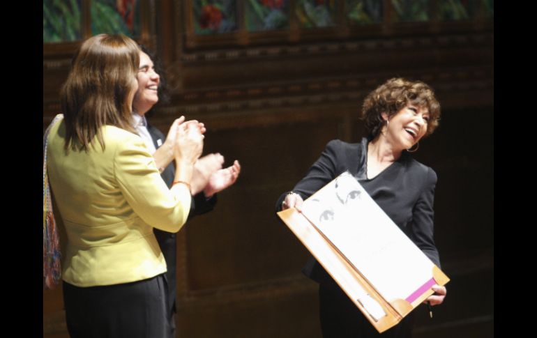 La escritora y periodista mexicana Cristina Pacheco presume su premio Rosario Castellanos, dotado con 100 mil dólares. EFE  /