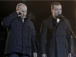 Vladimir Putin (izq) junto al presidente Medvedev (der) tras conocerse los resultados de las elecciones. AP  /