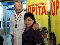 El director chileno Gonzalo Justiniano y la actriz Carmen Salinas, durante su visita al FICG.  /