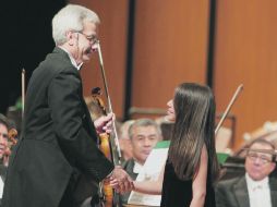 La niña-artista saluda a uno de los maestros violinistas que la acompañaron en el Teatro Degollado.  /