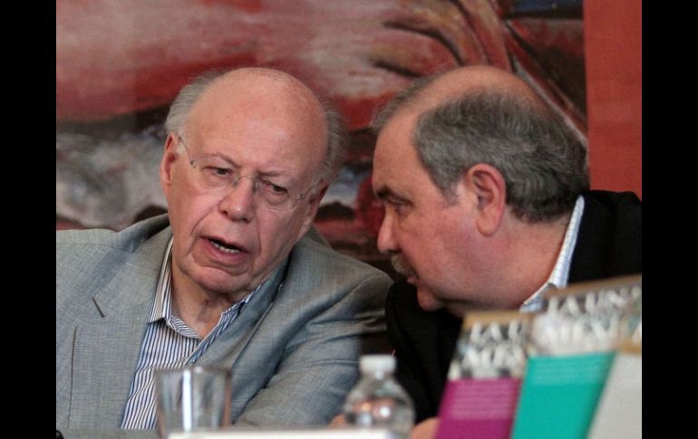 El rector de la UNAM, José Narro (izq.), en un momento de la Feria del Libro que se celebra en el Palacio de Minería. NTX  /