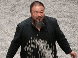 Ai Weiwei en una foto en la Tate de Londres, con las pipas de girasol de porcelana. AFP  /