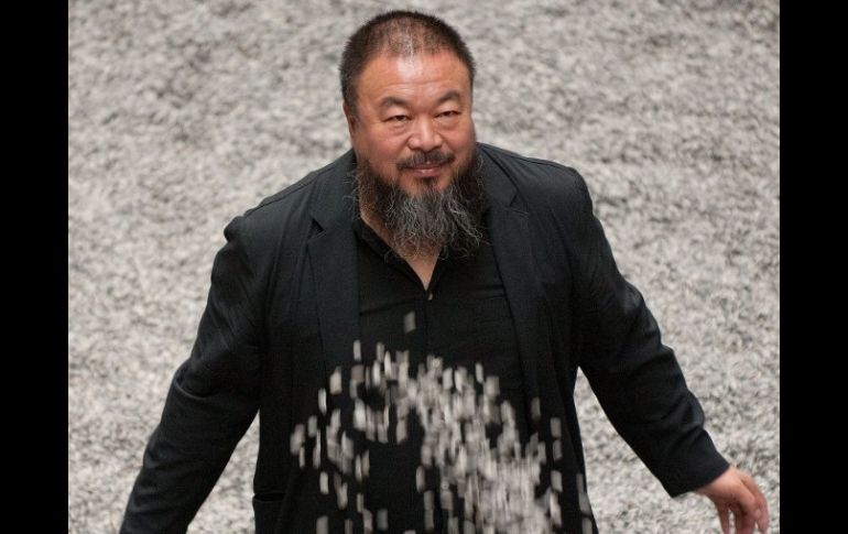 Ai Weiwei en una foto en la Tate de Londres, con las pipas de girasol de porcelana. AFP  /