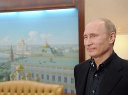 Vladimir Putin sonríe al conocer su victoria en las elecciones presidenciales. EFE  /