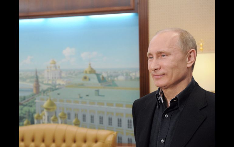 Vladimir Putin sonríe al conocer su victoria en las elecciones presidenciales. EFE  /