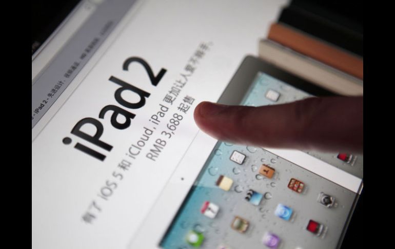 Un hombre toca la pantalla de un iPad de Apple Inc. REUTERS  /