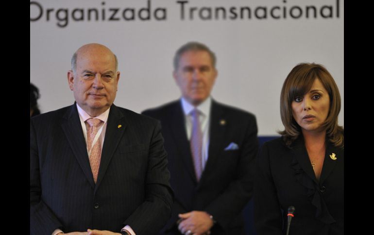 El secretario general de la OEA, José Miguel Insulza (i), y la procuradora general de México, Marisela Morales. EFE  /