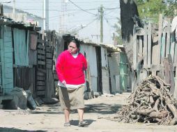 Una escena cotidiana en la colonia Ferrocarril, en Guadalajara, donde la carencia de servicios urbanos es evidente.  /