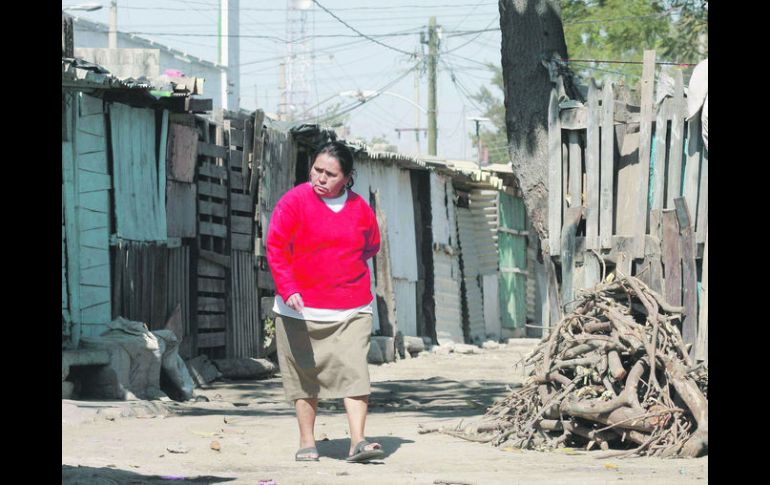 Una escena cotidiana en la colonia Ferrocarril, en Guadalajara, donde la carencia de servicios urbanos es evidente.  /