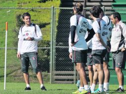 Lucas Ayala dialoga con sus compañeros durante una práctica del Atlas en Colomos. MEXSPORT  /