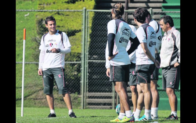 Lucas Ayala dialoga con sus compañeros durante una práctica del Atlas en Colomos. MEXSPORT  /