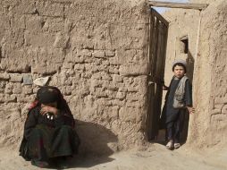 Una mujer afgana descansa junto a su casa de Herat, en otras zonas del país donde neva, los aludes son frecuentes. EFE  /