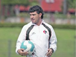 El técnico de Atlas, Juan Carlos Chávez, durante la práctica de los Zorros.  /