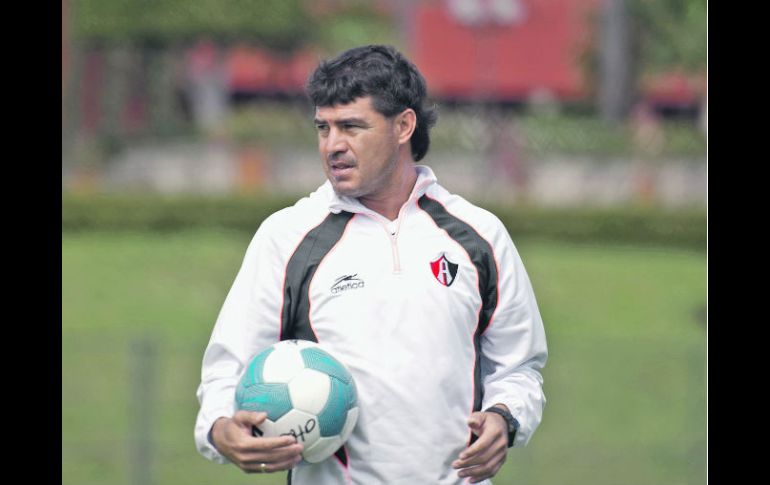 El técnico de Atlas, Juan Carlos Chávez, durante la práctica de los Zorros.  /