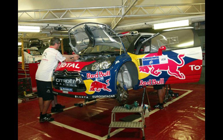 Los mecánicos de Citroen ponen a punto el coche de Loeb para la competencia. MEXSPORT  /