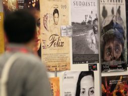 Aspecto de las actividades diarias del FICG. Un hombre ve los posters de las películas que participan en el festival.  /