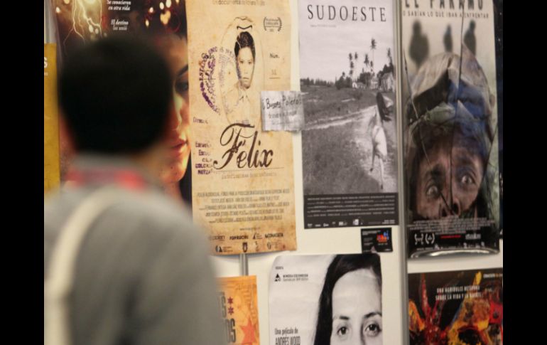 Aspecto de las actividades diarias del FICG. Un hombre ve los posters de las películas que participan en el festival.  /