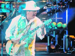 Carlos Santana desplegó lo mejor de su repertorio sonoro durante la resentación que ofreció anoche en el Auditorio Telmex.  /