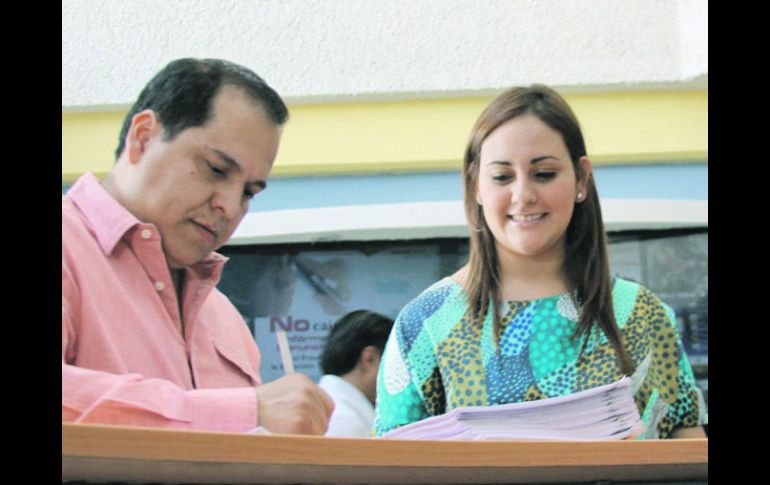 Los diputados Luis Armando Córdova y Mariana Fernández, al momento de presentar su denuncia en la Procuraduría estatal.  /