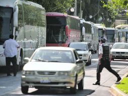 La protesta de los transportistas consiguió bloquear un carril de la Avenida La Rosas durante una hora más o menos.  /