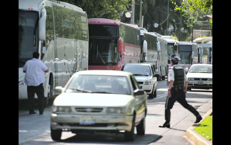 La protesta de los transportistas consiguió bloquear un carril de la Avenida La Rosas durante una hora más o menos.  /