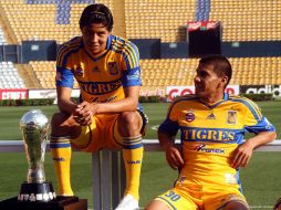 Hugo Ayala y Carlos Salcido durante la toma de la fotografía oficial de Tigres. MEXSPORT  /