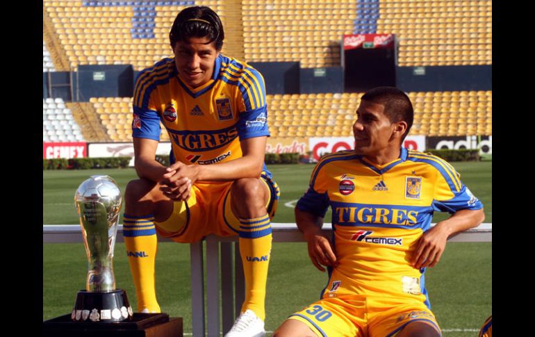 Hugo Ayala y Carlos Salcido durante la toma de la fotografía oficial de Tigres. MEXSPORT  /