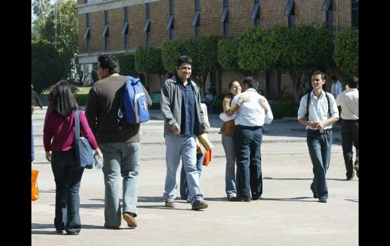 Dirigentes y alumnos universitarios, en contra del antidoping para prevenir el consumo de drogas y alcohol. ARCHIVO  /