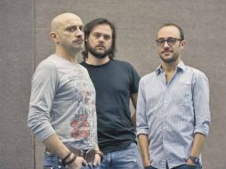 El director Miguel Bonilla (centro) junto con los protagonistas de su filme, Alfonso Borbolla y Darío Ripoll.  /