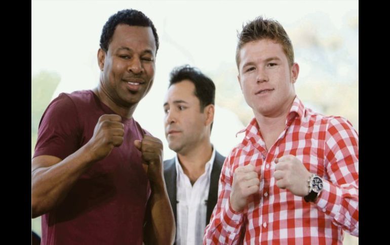 El púgil estadounidense “Sugar” Shane Mosley posa junto al jalisciense Saúl Álvarez, durante la presentación de la pelea. MEXSPORT  /