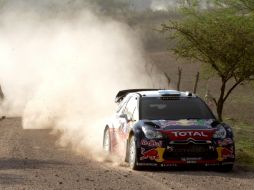 El piloto finlandés Mikko Hirvonen conduce su auto Citroen DS3 WRC en la pista de la Laborcita, en León. EFE  /