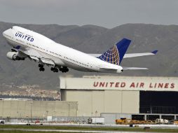 United Airlines y United Express operan un promedio de cinco mil 656 vuelos diarios a 376 aeropuertos. ARCHIVO  /