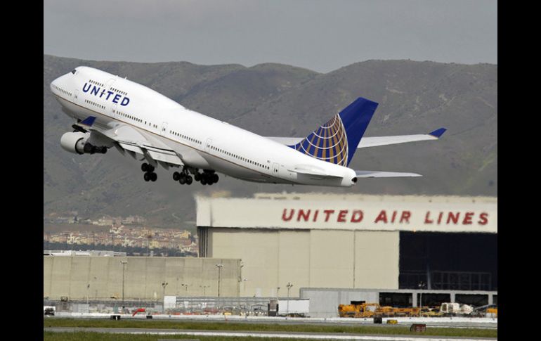 United Airlines y United Express operan un promedio de cinco mil 656 vuelos diarios a 376 aeropuertos. ARCHIVO  /